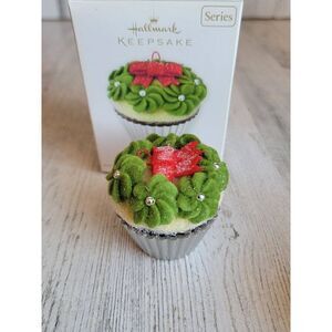 Hallmark 2011 simply irresistible! Christmas cupcakes ornament Xmas